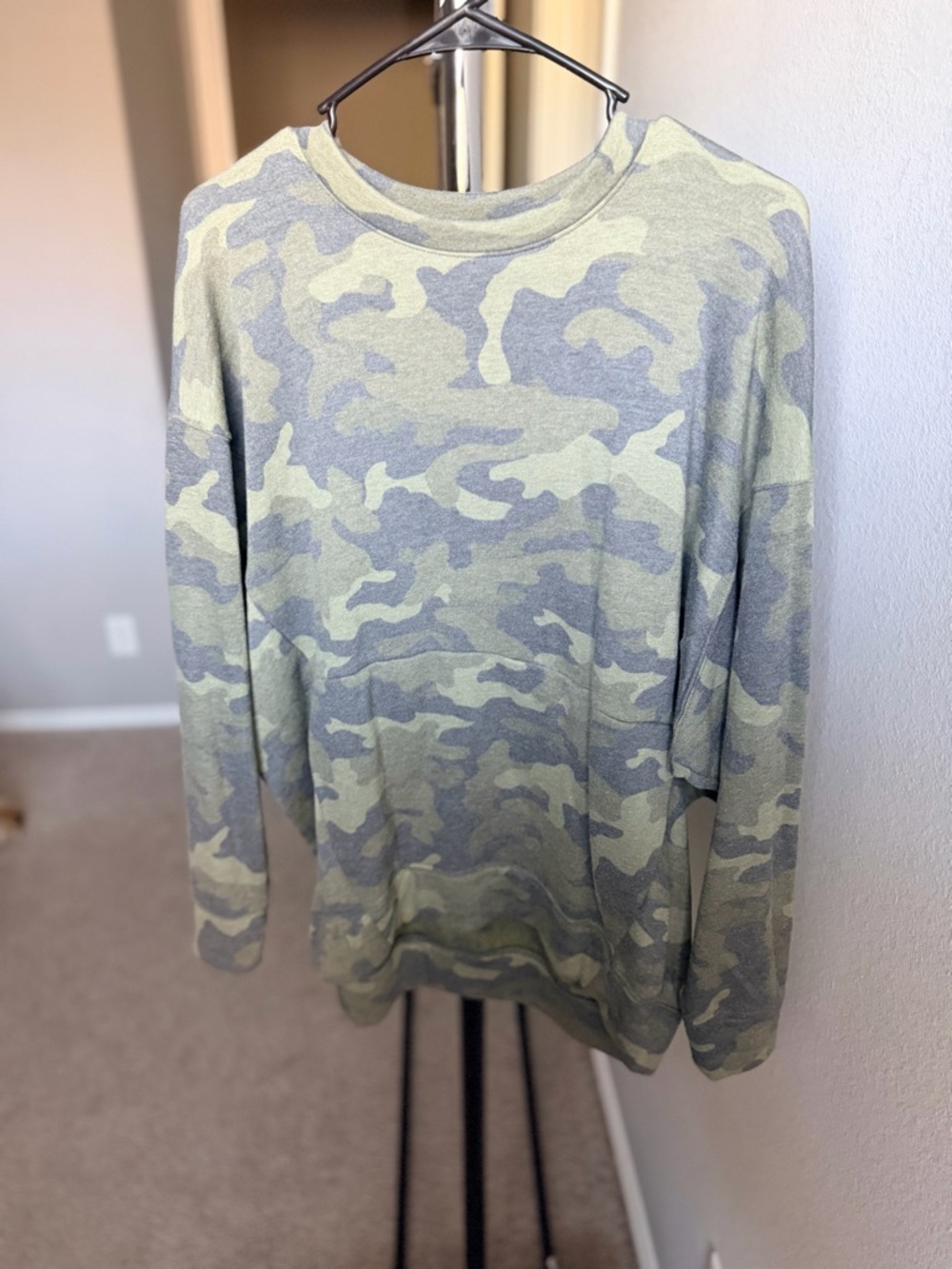 Express Women's Camouflage Crewneck Sweatshirt - Sage Green & Gray